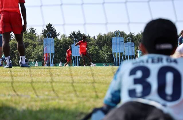 GER, Trainingslager Bayer 04 Leverkusen - Blankenhain 03.08.2026, Blankenhain, GER, Saison 2026 2027, 1.Bundesliga, Bayer 04 Leverkusen - Trainingslager im Bild Fans verfolgen den Trainingsbeginn durch ein Netz DFL regulations prohibit any use of photographs as image sequences and or quasi-video