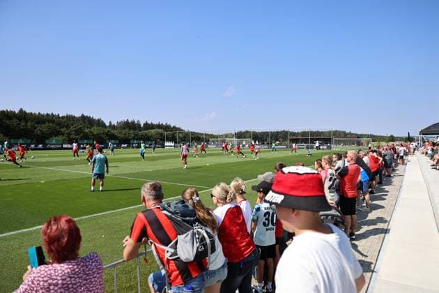 GER, Trainingslager Bayer 04 Leverkusen - Blankenhain 03.08.2026, Blankenhain, GER, Saison 2026 2027, 1.Bundesliga, Bayer 04 Leverkusen - Trainingslager im Bild viele Fans sind zum oeffentlichen Training gekommen DFL regulations prohibit any use of photographs as image sequences and or quasi-video