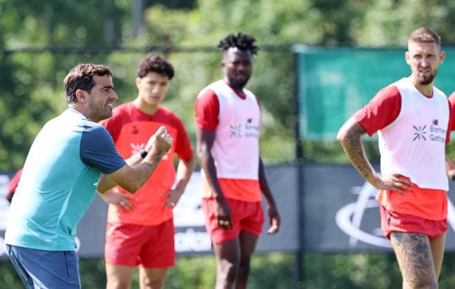 GER, Trainingslager Bayer 04 Leverkusen - Blankenhain 03.08.2026, Blankenhain, GER, Saison 2026 2027, 1.Bundesliga, Bayer 04 Leverkusen - Trainingslager im Bild Trainer Carles Martinez gibt Anweisungen DFL regulations prohibit any use of photographs as image sequences and or quasi-video