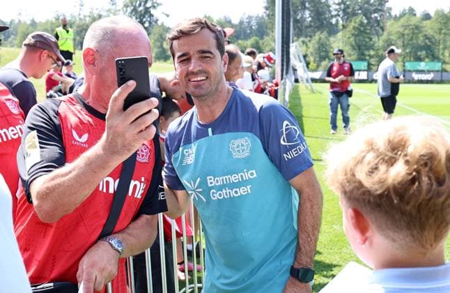 GER, Trainingslager Bayer 04 Leverkusen - Blankenhain 03.08.2026, Blankenhain, GER, Saison 2026 2027, 1.Bundesliga, Bayer 04 Leverkusen - Trainingslager im Bild Trainer Carles Martinez steht fuer Fanfotos bereit DFL regulations prohibit any use of photographs as image sequences and or quasi-video