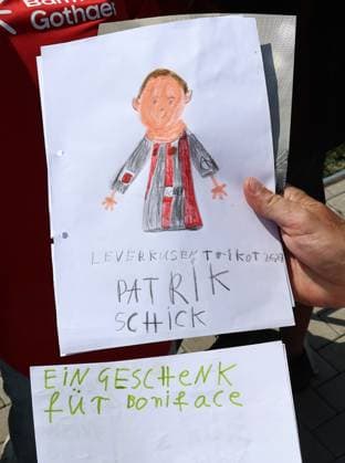 GER, Trainingslager Bayer 04 Leverkusen - Blankenhain 03.08.2026, Blankenhain, GER, Saison 2026 2027, 1.Bundesliga, Bayer 04 Leverkusen - Trainingslager im Bild ein Junge hat seinen Favorit Patrik Schick gezeichnet, um ihm dieses Bild zu schenken DFL regulations prohibit any use of photographs as image sequences and or quasi-video