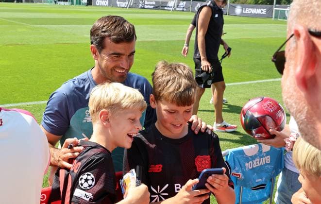 GER, Trainingslager Bayer 04 Leverkusen - Blankenhain 03.08.2026, Blankenhain, GER, Saison 2026 2027, 1.Bundesliga, Bayer 04 Leverkusen - Trainingslager im Bild Trainer Carles Martinez steht fuer Fotos mit den Fans bereit DFL regulations prohibit any use of photographs as image sequences and or quasi-video