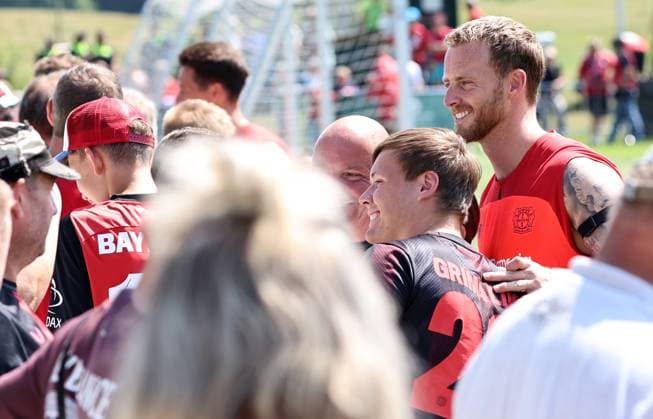 GER, Trainingslager Bayer 04 Leverkusen - Blankenhain 03.08.2026, Blankenhain, GER, Saison 2026 2027, 1.Bundesliga, Bayer 04 Leverkusen - Trainingslager im Bild Torwart Mark Flekken steht fuer Fotos mit den Fans bereit DFL regulations prohibit any use of photographs as image sequences and or quasi-video