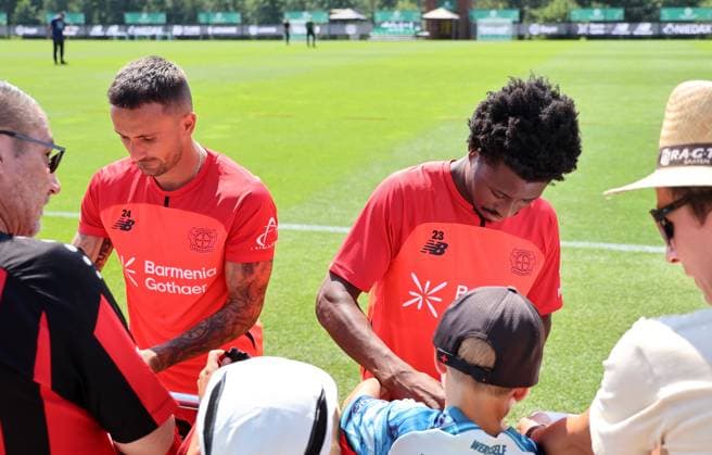 GER, Trainingslager Bayer 04 Leverkusen - Blankenhain 03.08.2026, Blankenhain, GER, Saison 2026 2027, 1.Bundesliga, Bayer 04 Leverkusen - Trainingslager im Bild Aleix Garcia und Nathan Tella schreiben Autogramme DFL regulations prohibit any use of photographs as image sequences and or quasi-video