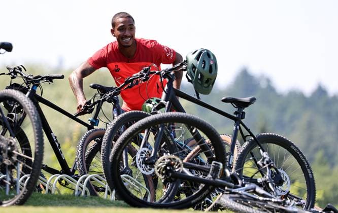 GER, Trainingslager Bayer 04 Leverkusen - Blankenhain 03.08.2026, Blankenhain, GER, Saison 2026 2027, 1.Bundesliga, Bayer 04 Leverkusen - Trainingslager im Bild Arthur nimmt sich ein Fahrrad, dabei fallen mehrere um DFL regulations prohibit any use of photographs as image sequences and or quasi-video