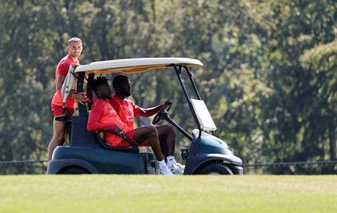 GER, Trainingslager Bayer 04 Leverkusen - Blankenhain 03.08.2026, Blankenhain, GER, Saison 2026 2027, 1.Bundesliga, Bayer 04 Leverkusen - Trainingslager im Bild Edmond Tapsoba und Victor Boniface mit dem Golf-Caddy, als Beifahrer Aleix Garcia DFL regulations prohibit any use of photographs as image sequences and or quasi-video