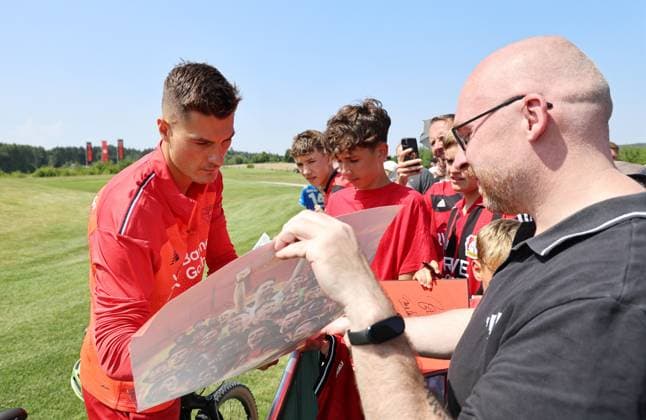 GER, Trainingslager Bayer 04 Leverkusen - Blankenhain 03.08.2026, Blankenhain, GER, Saison 2026 2027, 1.Bundesliga, Bayer 04 Leverkusen - Trainingslager im Bild Patrik Schick schreibt Autogramme DFL regulations prohibit any use of photographs as image sequences and or quasi-video