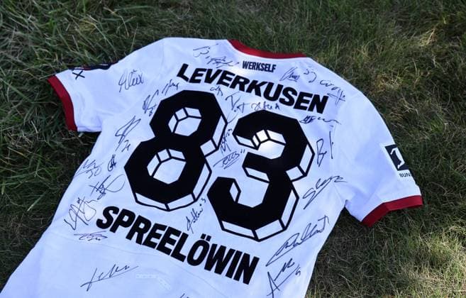 GER, Trainingslager Bayer 04 Leverkusen - Blankenhain 03.08.2026, Blankenhain, GER, Saison 2026 2027, 1.Bundesliga, Bayer 04 Leverkusen - Trainingslager im Bild ein Trikot mit den gesammelten Unterschriften DFL regulations prohibit any use of photographs as image sequences and or quasi-video