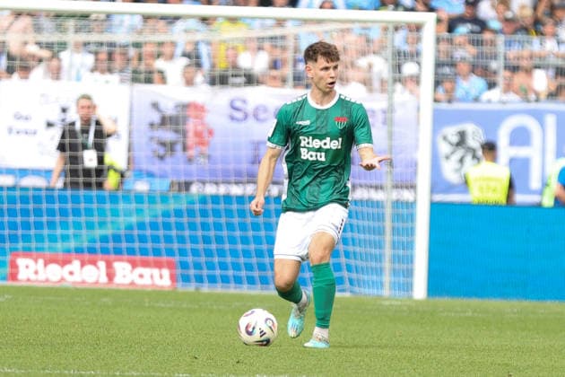 01.08.2026, Herren, Fussball, Saison 2026 2027, Regionalliga Bayern, 2. Spieltag: 1. FC Schweinfurt 1905 - TSV 1860 München Nicolas Pfarr (FC Schweinfurt 05, 26) mit Ball, Einzelbild Schweinfurt Riedel-Bau-Arena im Sachs-Stadio Bayern Unterfranken Deutschland