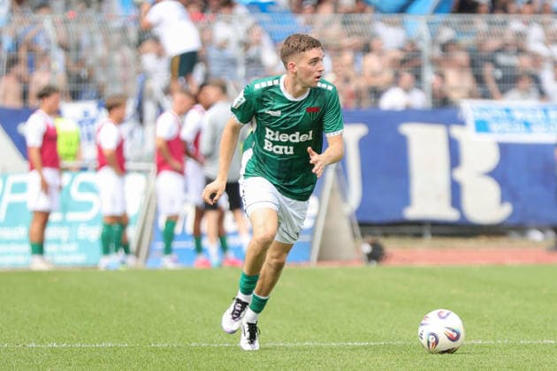 01.08.2026, Herren, Fussball, Saison 2026 2027, Regionalliga Bayern, 2. Spieltag: 1. FC Schweinfurt 1905 - TSV 1860 München Philipp Hack (FC Schweinfurt 05, 07) mit Ball, Einzelbild Schweinfurt Riedel-Bau-Arena im Sachs-Stadio Bayern Unterfranken Deutschland