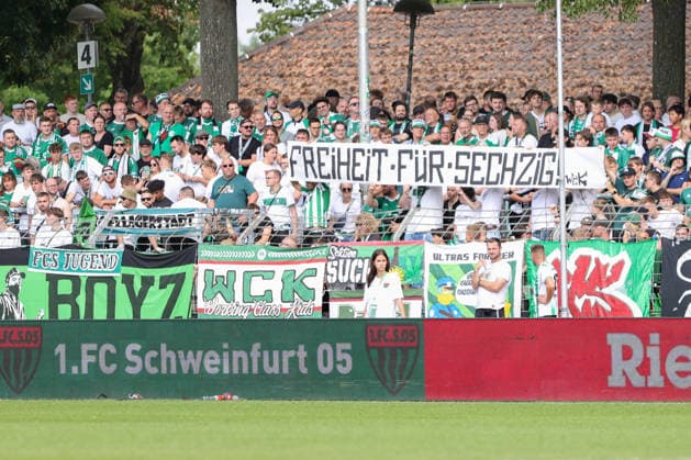 01.08.2026, Herren, Fussball, Saison 2026 2027, Regionalliga Bayern, 2. Spieltag: 1. FC Schweinfurt 1905 - TSV 1860 München Spruchband der Schweinfurter Fans mit der Aufschrift Freiheit für Sechzig Schweinfurt Riedel-Bau-Arena im Sachs-Stadio Bayern Unterfranken Deutschland