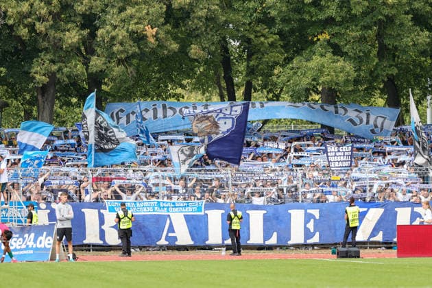 01.08.2026, Herren, Fussball, Saison 2026 2027, Regionalliga Bayern, 2. Spieltag: 1. FC Schweinfurt 1905 - TSV 1860 München Fans des TSV 1860 München im Gästeblock mit Fahnen und Schals Schweinfurt Riedel-Bau-Arena im Sachs-Stadio Bayern Unterfranken Deutschland