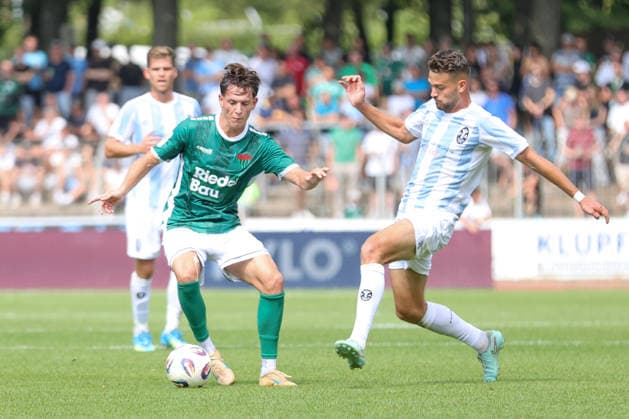 01.08.2026, Herren, Fussball, Saison 2026 2027, Regionalliga Bayern, 2. Spieltag: 1. FC Schweinfurt 1905 - TSV 1860 München Von links: Lukas Mrozek (FC Schweinfurt 05, 06) gegen Raphael Wach (TSV 1860 München, 08) Schweinfurt Riedel-Bau-Arena im Sachs-Stadio Bayern Unterfranken Deutschland