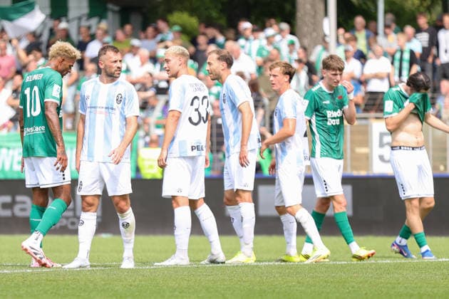 01.08.2026, Herren, Fussball, Saison 2026 2027, Regionalliga Bayern, 2. Spieltag: 1. FC Schweinfurt 1905 - TSV 1860 München Spieler beider Mannschaften Schweinfurt Riedel-Bau-Arena im Sachs-Stadio Bayern Unterfranken Deutschland