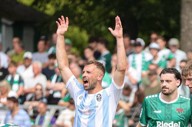 01.08.2026, Herren, Fussball, Saison 2026 2027, Regionalliga Bayern, 2. Spieltag: 1. FC Schweinfurt 1905 - TSV 1860 München Felix Weber (TSV 1860 München, 04) mit erhobenen Armen Schweinfurt Riedel-Bau-Arena im Sachs-Stadio Bayern Unterfranken Deutschland
