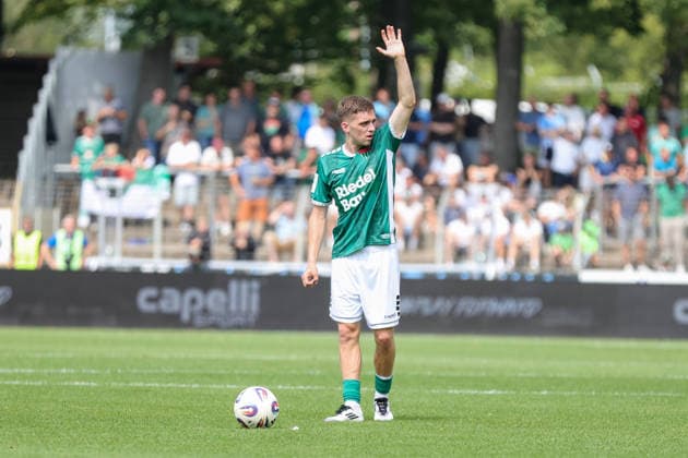 01.08.2026, Herren, Fussball, Saison 2026 2027, Regionalliga Bayern, 2. Spieltag: 1. FC Schweinfurt 1905 - TSV 1860 München Philipp Hack (FC Schweinfurt 05, 07) beim Freistoß, Einzelbild Schweinfurt Riedel-Bau-Arena im Sachs-Stadio Bayern Unterfranken Deutschland