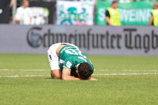 01.08.2026, Herren, Fussball, Saison 2026 2027, Regionalliga Bayern, 2. Spieltag: 1. FC Schweinfurt 1905 - TSV 1860 München Mustafa Alper Özden (FC Schweinfurt 05, 20) mit Verletzung am Boden, Einzelbild Schweinfurt Riedel-Bau-Arena im Sachs-Stadio Bayern Unterfranken Deutschland