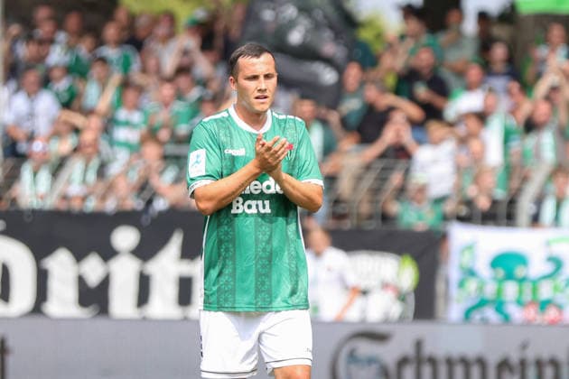 01.08.2026, Herren, Fussball, Saison 2026 2027, Regionalliga Bayern, 2. Spieltag: 1. FC Schweinfurt 1905 - TSV 1860 München Nils Piwernetz (FC Schweinfurt 05, 19) mit Applaus, Einzelbild Schweinfurt Riedel-Bau-Arena im Sachs-Stadio Bayern Unterfranken Deutschland
