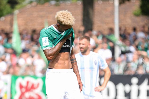 01.08.2026, Herren, Fussball, Saison 2026 2027, Regionalliga Bayern, 2. Spieltag: 1. FC Schweinfurt 1905 - TSV 1860 München Mike Dellinger (FC Schweinfurt 05, 10) mit Händen vor dem Kopf Schweinfurt Riedel-Bau-Arena im Sachs-Stadio Bayern Unterfranken Deutschland