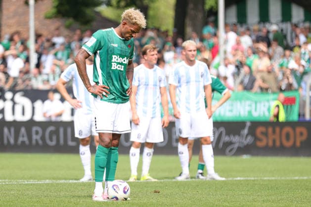 01.08.2026, Herren, Fussball, Saison 2026 2027, Regionalliga Bayern, 2. Spieltag: 1. FC Schweinfurt 1905 - TSV 1860 München Mike Dellinger (FC Schweinfurt 05, 10) beim Elfmeter Schweinfurt Riedel-Bau-Arena im Sachs-Stadio Bayern Unterfranken Deutschland