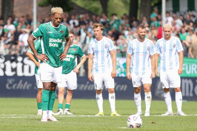 01.08.2026, Herren, Fussball, Saison 2026 2027, Regionalliga Bayern, 2. Spieltag: 1. FC Schweinfurt 1905 - TSV 1860 München Mike Dellinger (FC Schweinfurt 05, 10) beim Elfmeter Schweinfurt Riedel-Bau-Arena im Sachs-Stadio Bayern Unterfranken Deutschland