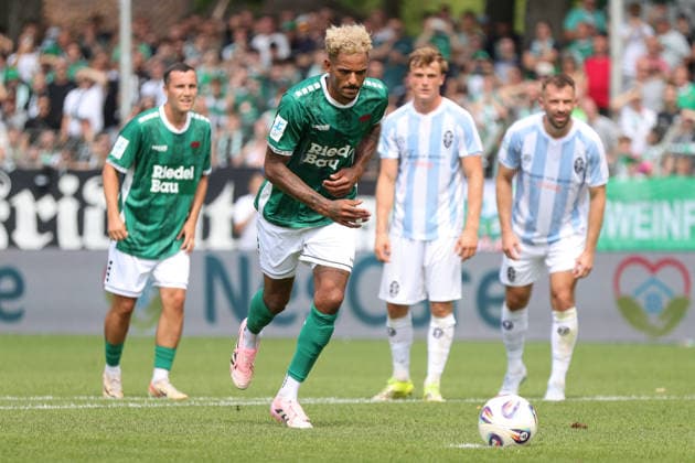 01.08.2026, Herren, Fussball, Saison 2026 2027, Regionalliga Bayern, 2. Spieltag: 1. FC Schweinfurt 1905 - TSV 1860 München Mike Dellinger (FC Schweinfurt 05, 10) beim Elfmeter Schweinfurt Riedel-Bau-Arena im Sachs-Stadio Bayern Unterfranken Deutschland