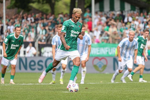 01.08.2026, Herren, Fussball, Saison 2026 2027, Regionalliga Bayern, 2. Spieltag: 1. FC Schweinfurt 1905 - TSV 1860 München Mike Dellinger (FC Schweinfurt 05, 10) beim Elfmeter Schweinfurt Riedel-Bau-Arena im Sachs-Stadio Bayern Unterfranken Deutschland