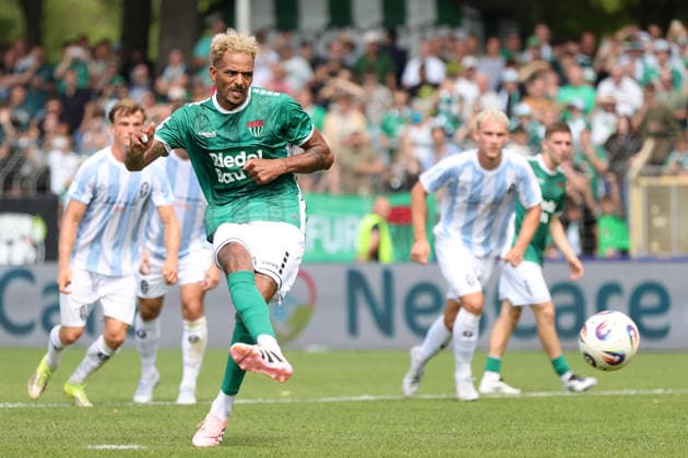 01.08.2026, Herren, Fussball, Saison 2026 2027, Regionalliga Bayern, 2. Spieltag: 1. FC Schweinfurt 1905 - TSV 1860 München Mike Dellinger (FC Schweinfurt 05, 10) beim Elfmeter Schweinfurt Riedel-Bau-Arena im Sachs-Stadio Bayern Unterfranken Deutschland