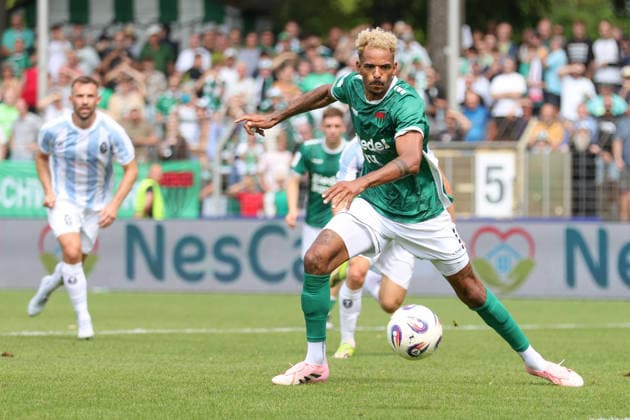 01.08.2026, Herren, Fussball, Saison 2026 2027, Regionalliga Bayern, 2. Spieltag: 1. FC Schweinfurt 1905 - TSV 1860 München Mike Dellinger (FC Schweinfurt 05, 10) mit dem Ball Schweinfurt Riedel-Bau-Arena im Sachs-Stadio Bayern Unterfranken Deutschland