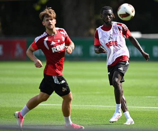 03.08.2026, xophax, Fussball 1.Bundesliga, 1.FC Koeln Training am Geissbockheim des 1.FC Köln. Gideon Mensah ( 1.FC Köln ) , rechts und Jan Thielmann , links ( 1.FC Köln ) Köln