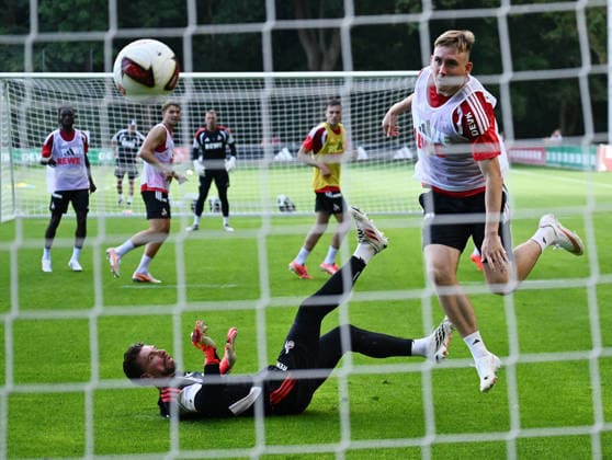 03.08.2026, xophax, Fussball 1.Bundesliga, 1.FC Koeln Training am Geissbockheim des 1.FC Köln. Isak Johannesson ( 1.FC Köln ) erzielt ein Tor gegen Ron - Robert Zieler ( 1.FC Köln ) am Boden. Köln
