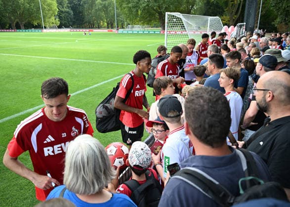 03.08.2026, xophax, Fussball 1.Bundesliga, 1.FC Koeln Training am Geissbockheim des 1.FC Köln. Spieler schreiben Autogramme nach dem Training. Köln