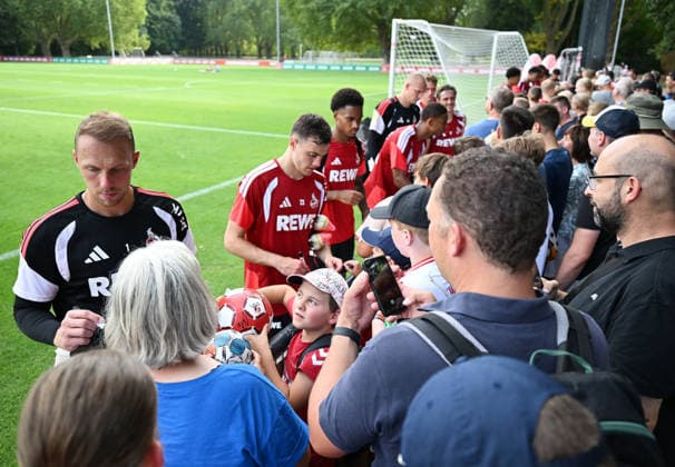 03.08.2026, xophax, Fussball 1.Bundesliga, 1.FC Koeln Training am Geissbockheim des 1.FC Köln. Spieler schreiben Autogramme nach dem Training. Vorn links Marvin Schwäbe ( 1.FC Köln ) Köln
