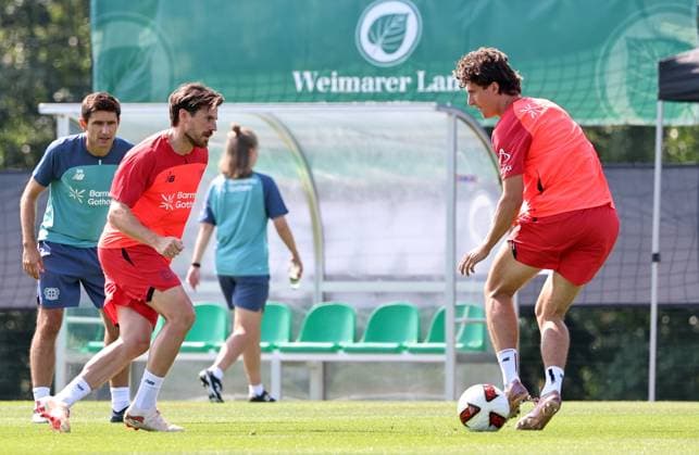 GER, Trainingslager Bayer 04 Leverkusen - Blankenhain 03.08.2026, Blankenhain, GER, Saison 2026 2027, 1.Bundesliga, Bayer 04 Leverkusen - Trainingslager im Bild Jonas Hofmann (Leverkusen) am Ball DFL regulations prohibit any use of photographs as image sequences and or quasi-video