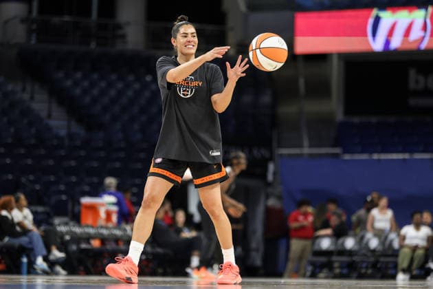 CHICAGO, USA - August 3: Kelsey Plum (10 Phoenix Mercury) gets shots up before the WNBA, Basketball Damen, USA game between the Chicago Sky and Phoenix Mercury at Wintrust Arena on Monday, August 3 in Chicago, USA Copyright: xShainaxBenhiyoun SPPx Sportspressphoto_SPR200266