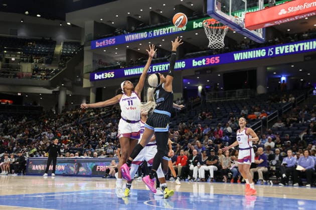 CHICAGO, USA - August 3: DiJonai Carrington (7 Chicago Sky attempts a layup during the WNBA, Basketball Damen, USA game between the Chicago Sky and Phoenix Mercury at Wintrust Arena on Monday, August 3 in Chicago, USA Copyright: xShainaxBenhiyoun SPPx Sportspressphoto_SPR200292