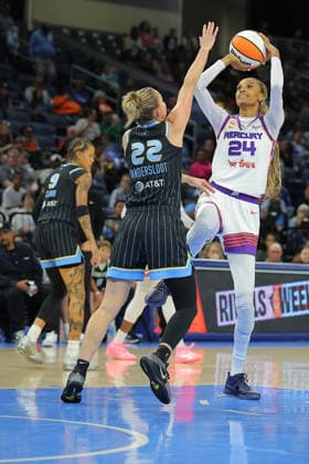 CHICAGO, IL - AUGUST 03: DeWanna Bonner 24 of the Phoenix Mercury shoots the ball over Courtney Vandersloot 22 of the Chicago Sky during the first half on August 3, 2026 at Winturst Arena in Chicago, Illinois. (Photo by Melissa Tamez Icon Sportswire) WNBA, Basketball Damen, USA AUG 03 Phoenix Mercury at Chicago Sky EDITORIAL USE ONLY Icon260803001
