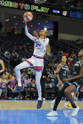 CHICAGO, IL - AUGUST 03: DeWanna Bonner 24 of the Phoenix Mercury drives to the basket for a layup during the first half against the Chicago Sky on August 3, 2026 at Winturst Arena in Chicago, Illinois. (Photo by Melissa Tamez Icon Sportswire) WNBA, Basketball Damen, USA AUG 03 Phoenix Mercury at Chicago Sky EDITORIAL USE ONLY Icon260803006