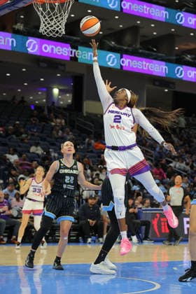 CHICAGO, IL - AUGUST 03: Kahleah Copper 2 of the Phoenix Mercury drives to the basket for a layup during the first half against the Chicago Sky on August 3, 2026 at Winturst Arena in Chicago, Illinois. (Photo by Melissa Tamez Icon Sportswire) WNBA, Basketball Damen, USA AUG 03 Phoenix Mercury at Chicago Sky EDITORIAL USE ONLY Icon260803011