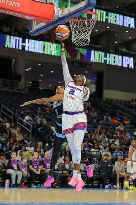 CHICAGO, IL - AUGUST 03: Kahleah Copper 2 of the Phoenix Mercury drives to the basket for a layup past DiJonai Carrington 7 of the Chicago Sky during the first half on August 3, 2026 at Winturst Arena in Chicago, Illinois. (Photo by Melissa Tamez Icon Sportswire) WNBA, Basketball Damen, USA AUG 03 Phoenix Mercury at Chicago Sky EDITORIAL USE ONLY Icon260803012