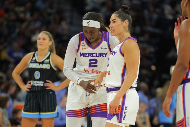 CHICAGO, IL - AUGUST 03: Kahleah Copper 2 of the Phoenix Mercury and Kelsey Plum 0 of the Phoenix Mercury chat during the first half against the Chicago Sky on August 3, 2026 at Winturst Arena in Chicago, Illinois. (Photo by Melissa Tamez Icon Sportswire) WNBA, Basketball Damen, USA AUG 03 Phoenix Mercury at Chicago Sky EDITORIAL USE ONLY Icon260803015