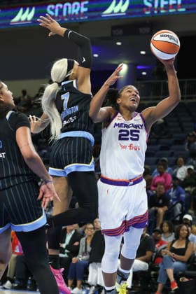 CHICAGO, USA - August 3: Alyssa Thomas (25 Phoenix Mercury) shoots the ball during the WNBA, Basketball Damen, USA game between the Chicago Sky and Phoenix Mercury at Wintrust Arena on Monday, August 3 in Chicago, USA Copyright: xShainaxBenhiyoun SPPx Sportspressphoto_SPR200320