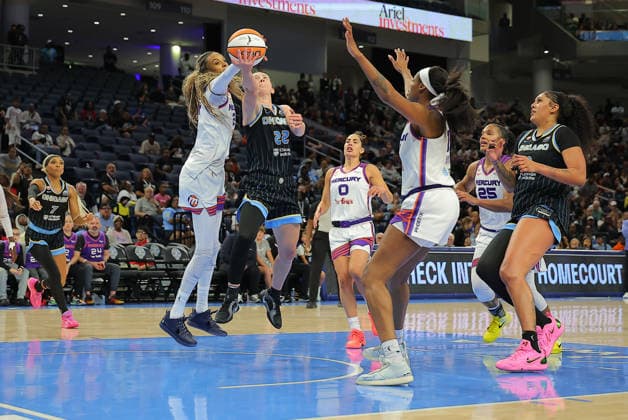 CHICAGO, IL - AUGUST 03: DeWanna Bonner 24 of the Phoenix Mercury blocks Courtney Vandersloot 22 of the Chicago Sky layup during the second half on August 3, 2026 at Winturst Arena in Chicago, Illinois. (Photo by Melissa Tamez Icon Sportswire) WNBA, Basketball Damen, USA AUG 03 Phoenix Mercury at Chicago Sky EDITORIAL USE ONLY Icon260803022
