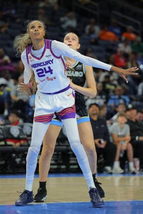 CHICAGO, IL - AUGUST 03: DeWanna Bonner 24 of the Phoenix Mercury box out Gabriela Jaquez 11 of the Chicago Sky during the second half on August 3, 2026 at Winturst Arena in Chicago, Illinois. (Photo by Melissa Tamez Icon Sportswire) WNBA, Basketball Damen, USA AUG 03 Phoenix Mercury at Chicago Sky EDITORIAL USE ONLY Icon260803025