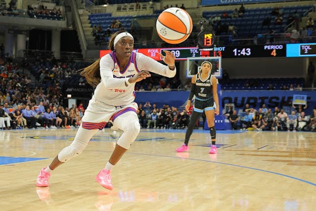 CHICAGO, IL - AUGUST 03: Kahleah Copper 2 of the Phoenix Mercury grabs a loose ball during the second half against the Chicago Sky on August 3, 2026 at Winturst Arena in Chicago, Illinois. (Photo by Melissa Tamez Icon Sportswire) WNBA, Basketball Damen, USA AUG 03 Phoenix Mercury at Chicago Sky EDITORIAL USE ONLY Icon260803042
