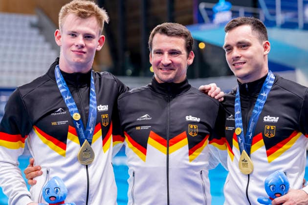 France, Paris, Centre Aquatique Olympique Metropole du Grand Paris, 03.08.2026, European Aquatics Championships Artistic Swimming, Day 4, Men™s 3m Springboard Synchro Final, Lou Noel Guy Massenberg, Coach Norman Becker and Jonathan Giesbert Schauer of Germany celebrate winning the Gold Medal, Photo by Eibner Pressefoto Tino Henschel European Aquatics Championships Artistic Swimming, Day 4, Men™s 3m Springboard Synchro Final Paris Copyright: xEibnerxPressefotox