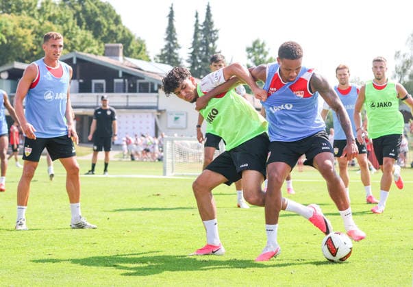 04.08.2026, Deutschland, Grassau, Fußball Bundesliga, Saison 2026 2027, Trainingslager VfB Stuttgart, v.l. Ertugrul Yigit, Nikolas Nartey