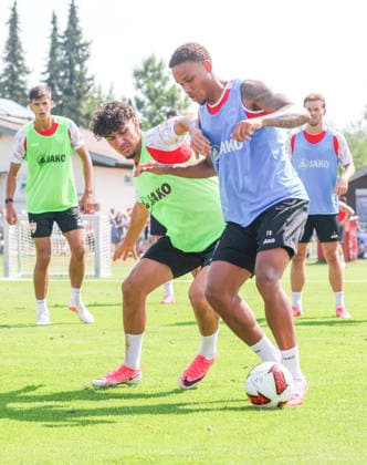 04.08.2026, Deutschland, Grassau, Fußball Bundesliga, Saison 2026 2027, Trainingslager VfB Stuttgart, v.l. Ertugrul Yigit, Nikolas Nartey