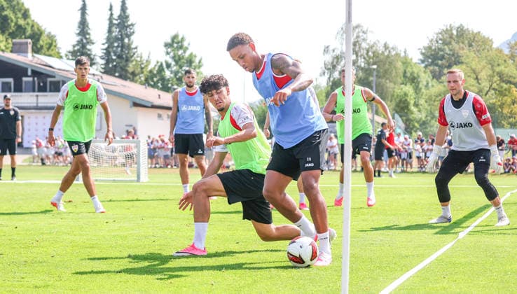 04.08.2026, Deutschland, Grassau, Fußball Bundesliga, Saison 2026 2027, Trainingslager VfB Stuttgart, v.l. Ertugrul Yigit, Nikolas Nartey
