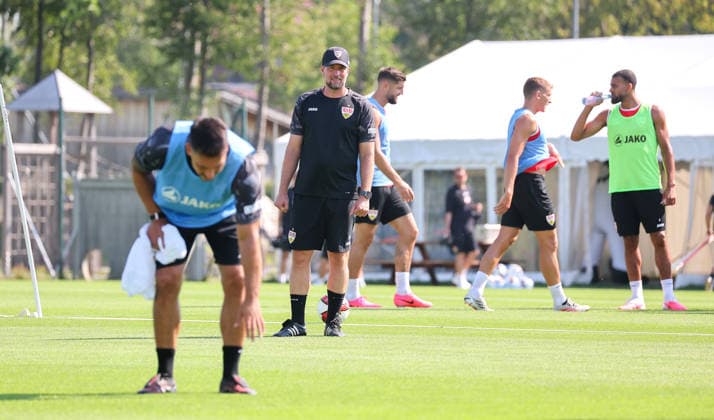 04.08.2026, Deutschland, Grassau, Fußball Bundesliga, Saison 2026 2027, Trainingslager VfB Stuttgart, VfB Trainer Sebastian Hoeneß